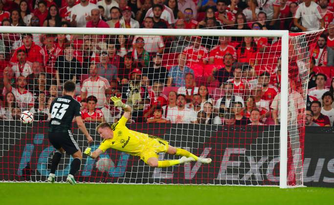Celtic goalkeeper Viljami Sinisalo is beaten for the second goal scored by Alexander Bah of Benfica Benfica v Celtic, UEFA Europa League, Football, Estadio da Luz, Lisbon, Portugal - 15 Oct 2026Lisbon Estadio da Luz Portugal  Copyright: xJavierxGarcia Shutterstockx 17218495x
