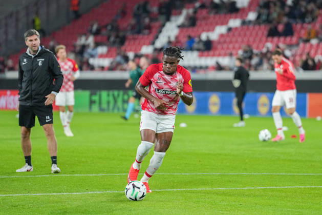 UEFA Conference-League: SC Freiburg vs FK Jablonec, 15.10.2026 Cyriaque Irie (SC Freiburg, 22) beim aufwärmen UEFA Conference-League: SC Freiburg vs FK Jablonec, Europa-Park-Stadion, 15.10.2026 Copyright: xBEAUTIFULxSPORTS Boscox