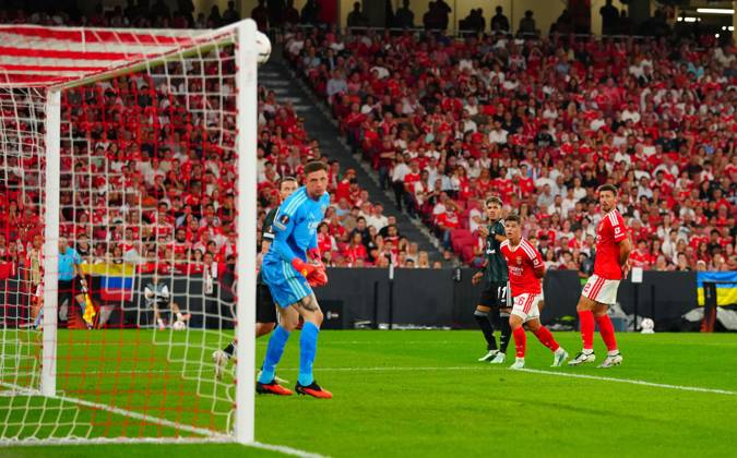 Camilo Duran of Celtic hits the woodwork with a shot at 0-2 Benfica v Celtic, UEFA Europa League, Football, Estadio da Luz, Lisbon, Portugal - 15 Oct 2026Lisbon Estadio da Luz Portugal  Copyright: xJavierxGarcia Shutterstockx 17218495aa