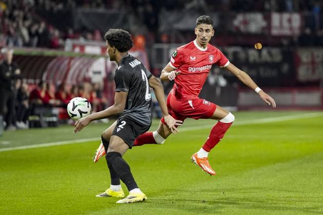 ENSCHEDE - (lr) Olivier Mambwa of FC Thun and Younes Taha of FC Twente during the Conference League match between FC Twente and FC Thun at De Grolsch Veste stadium on 15 October 2026 in Enschede, the Netherlands. TOBIAS KLEUVER ANP xVIxANPxSportx xxANPxIVx 572552600 originalFilename: 572552600.jpg