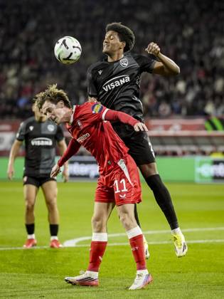 ENSCHEDE - (l-r) Daan Rots of FC Twente and Olivier Mambwa of FC Thun during the Conference League match between FC Twente and FC Thun at De Grolsch Veste stadium on October 15, 2026 in Enschede, Netherlands. TOBIAS KLEUVER ANP xVIxANPxSportx xxANPxIVx 572552608 originalFilename: 572552608.jpg