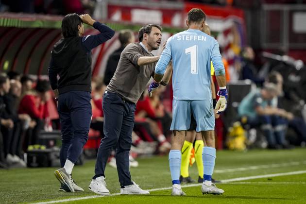 ENSCHEDE - (l-r) FC Thun coach Gian-Luca Privitelli and FC Thun goalkeeper Niklas Steffen during the Conference League match between FC Twente and FC Thun at De Grolsch Veste stadium on October 15, 2026 in Enschede, Netherlands. TOBIAS KLEUVER ANP xVIxANPxSportx xxANPxIVx 572552762 originalFilename: 572552762.jpg