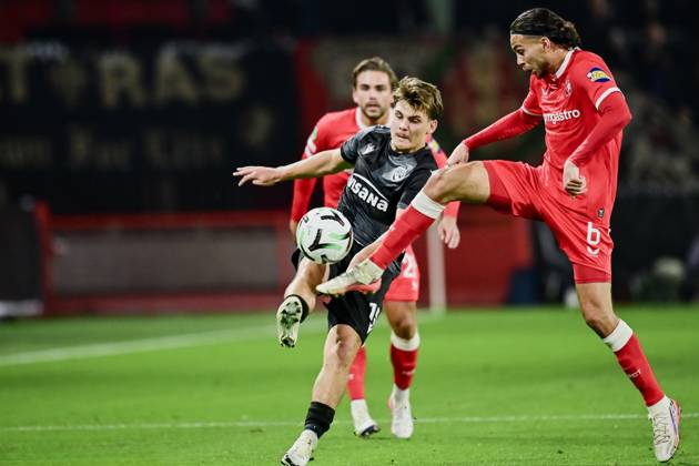 ENSCHEDE , 15Ã10-2026 , Stadium Grolsch Veste , season 2026 2027 , UEFA Conference League football , match between FC Twente and FC Thun , picture shows FC Twente player Ramiz Zerrouki vs FC Thun player Patrik Kristal Twente - Thun  x208454323x Copyright: