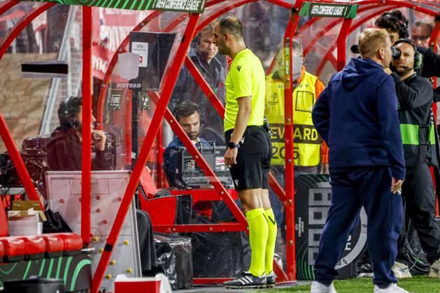 ENSCHEDE - Referee Genc Nuza stands at the VAR screen and checks the goal by Daouda Weidmann of FC Twente during the UEFA Conference League match between FC Twente and FC Thun at De Grolsch Veste on 15 October 2026 in Enschede, the Netherlands. WART BRINKERHOF ANP UEFA Conference League 2026 27 xVIxANPxSportx xMarcelxterxBalsxIVx 572552909 originalFilename: 572552909.jpg