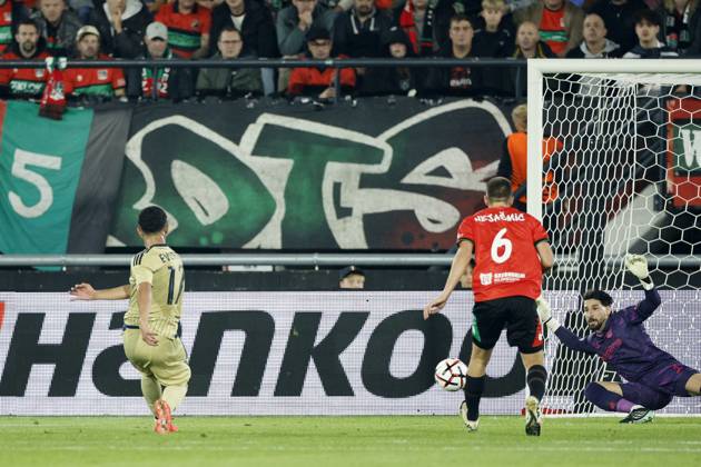 NIJMEGEN - (lr) Everton Bala of Levski Sofia scores the 0-1 that was later disallowed, Darko NejaÅ¡miÄ‡ of NEC Nijmegen, NEC Nijmegen goalkeeper Gonzalo Crettaz during the Europa League match between NEC and PFC Levski Sofia at De Goffert on October 15, 2026 in Nijmegen, Netherlands. BART STOUTJESDIJK ANP xVIxANPxSportx xxANPxIVx 572552865 originalFilename: 572552865.jpg