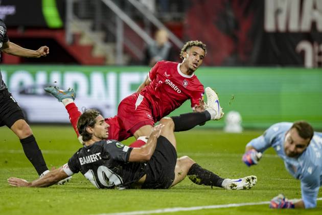 ENSCHEDE - (lr) Jan Bamert of FC Thun, Daouda Weidmann of FC Twente shoots at goal and FC Thun goalkeeper Niklas Steffen during the Conference League match between FC Twente and FC Thun at De Grolsch Veste stadium on 15 October 2026 in Enschede, the Netherlands. TOBIAS KLEUVER ANP xVIxANPxSportx xxANPxIVx 572552923 originalFilename: 572552923.jpg