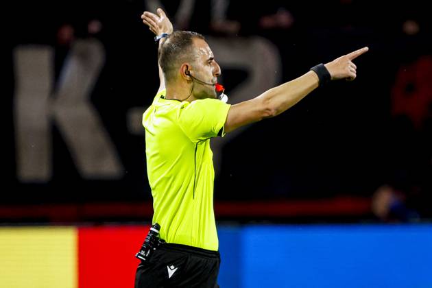 ENSCHEDE - Referee Genc Nuza disallows the goal by Daouda Weidmann of FC Twente after reviewing the footage with the VAR during the UEFA Conference League match between FC Twente and FC Thun at De Grolsch Veste on October 15, 2026 in Enschede, the Netherlands. WART BRINKERHOF ANP UEFA Conference League 2026 27 xVIxANPxSportx xMarcelxterxBalsxIVx 572552933 originalFilename: 572552933.jpg