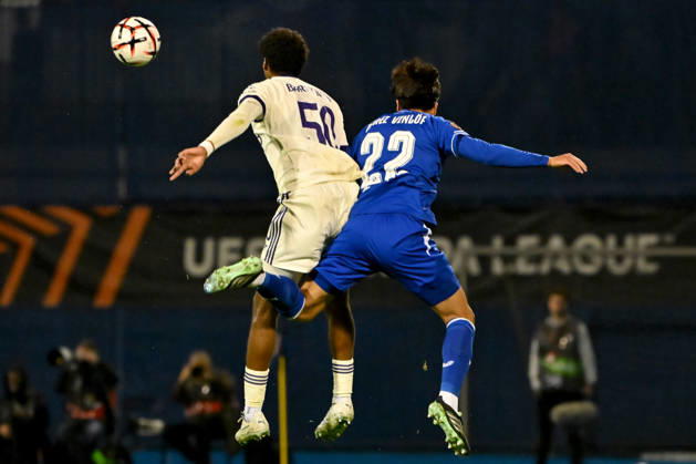 ZAGREB, CROATIA - OCTOBER 15: Kais Barry of Anderlecht (L) in action against Matteo Perez Vinlof of Dinamo Zagreb (R) during the UEFA Europa League match between Dinamo Zagreb (Croatia) and Anderlecht (Belgium) at Stadion Maksimir, Zagreb on October 15, 2026 in Zagreb, Croatia. (Photo by Igor Kupljenik Sports Press Photo). Copyright: xIgorxKupljenikx xSPPx Sportspressphoto_SPR257229