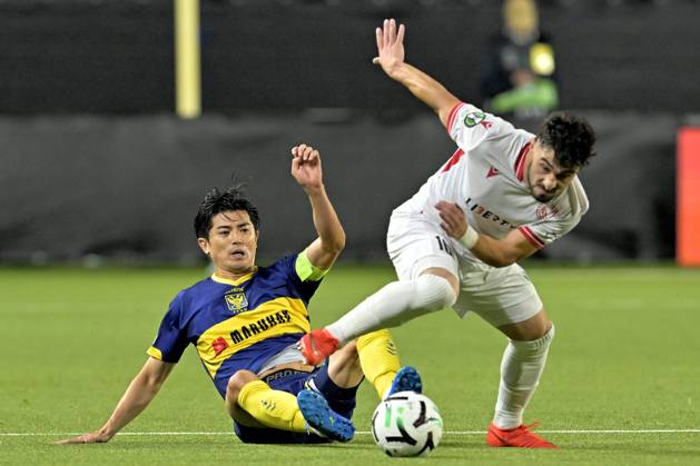Sint-Truidense VV v Iberia Tbilisi - UEFA Conference League SINT-TRUIDEN, BELGIUM - OCTOBER 15 : Taniguchi Shogo defender of Sint-Truidense VV battles for the ball with Zviad Natchkhebia midfielder of FC Iberia 1999 Tbilisi during the UEFA Conference League 2026 27 first qualifying round between Sint-Truidense VV and Iberia Tbilisi on October 15, 2026 in Sint-Truiden, Belgium, 15 10 2026 Sint-Truiden Belgium Copyright: xSesx