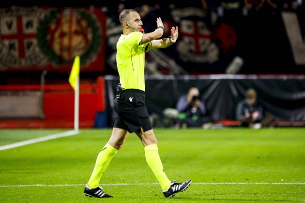 ENSCHEDE - Referee Genc Nuza disallows the goal by Daouda Weidmann of FC Twente after reviewing the footage with the VAR during the UEFA Conference League match between FC Twente and FC Thun at De Grolsch Veste on October 15, 2026 in Enschede, the Netherlands. WART BRINKERHOF ANP UEFA Conference League 2026 27 xVIxANPxSportx xMarcelxterxBalsxIVx 572552936 originalFilename: 572552936.jpg
