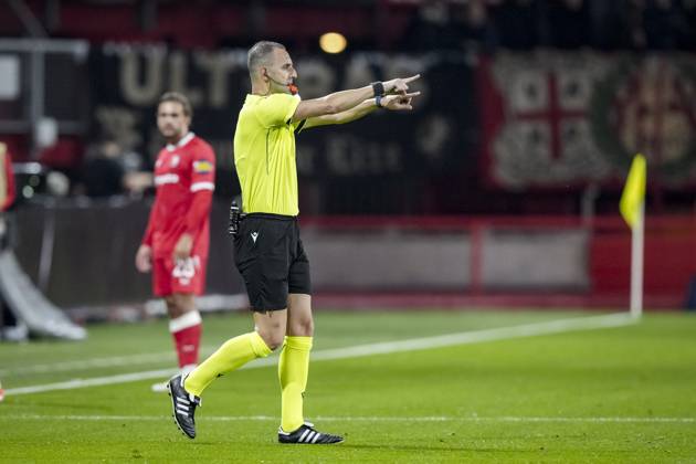 ENSCHEDE - Referee Genc Nuza disallows a goal by Daouda Weidmann of FC Twente following VAR intervention during the Conference League match between FC Twente and FC Thun at De Grolsch Veste stadium on October 15, 2026, in Enschede, the Netherlands. TOBIAS KLEUVER ANP xVIxANPxSportx xxANPxIVx 572553224 originalFilename: 572553224.jpg