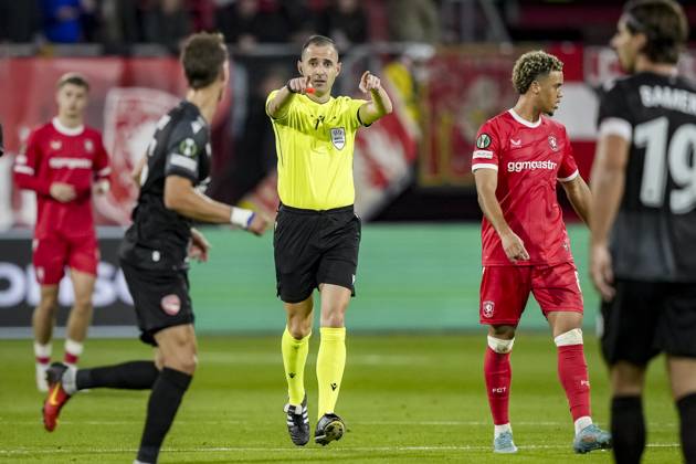 ENSCHEDE - Referee Genc Nuza disallows a goal by Daouda Weidmann of FC Twente following VAR intervention during the Conference League match between FC Twente and FC Thun at De Grolsch Veste stadium on October 15, 2026, in Enschede, the Netherlands. TOBIAS KLEUVER ANP xVIxANPxSportx xxANPxIVx 572553233 originalFilename: 572553233.jpg