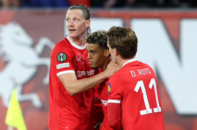 ENSCHEDE - FC Twente forward Wout Weghorst with FC Twente midfielder Daouda Weidmann during the UEFA Conference League match between FC Twente and FC Thun at Grolsch Veste on 15 October 2026 in Enschede, Netherlands. PETER LOUS EYE4IMAGES DeFodi Images -