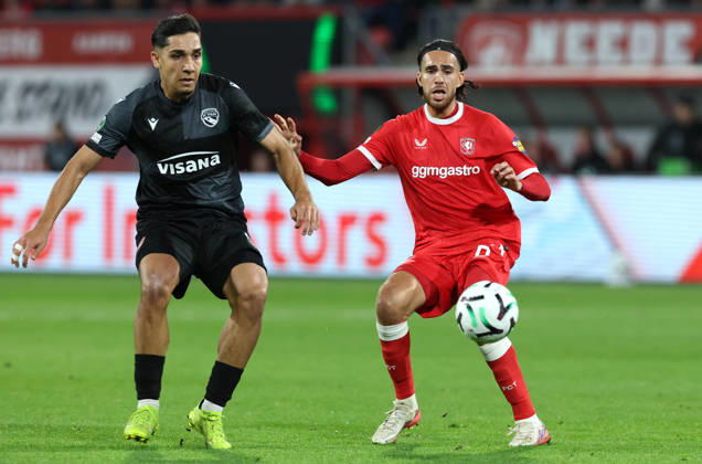 ENSCHEDE - FC Thun forward Furkan Dursun with FC Twente midfielder Ramiz Zerrouki during the UEFA Conference League match between FC Twente and FC Thun at Grolsch Veste on 15 oktober 2026 in Enschede, Nederland. PETER LOUS EYE4IMAGES DeFodi Images -