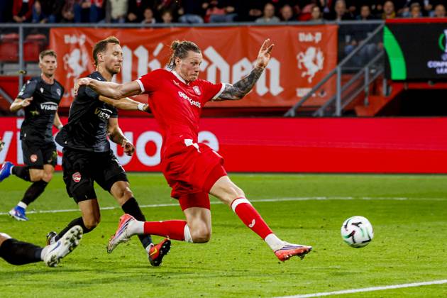 ENSCHEDE - Wout Weghorst of FC Twente misses a chance during the UEFA Conference League match between FC Twente and FC Thun at De Grolsch Veste on October 15, 2026 in Enschede, the Netherlands. WART BRINKERHOF ANP UEFA Conference League 2026 27 xVIxANPxSportx xMarcelxterxBalsxIVx 572554352 originalFilename: 572554352.jpg