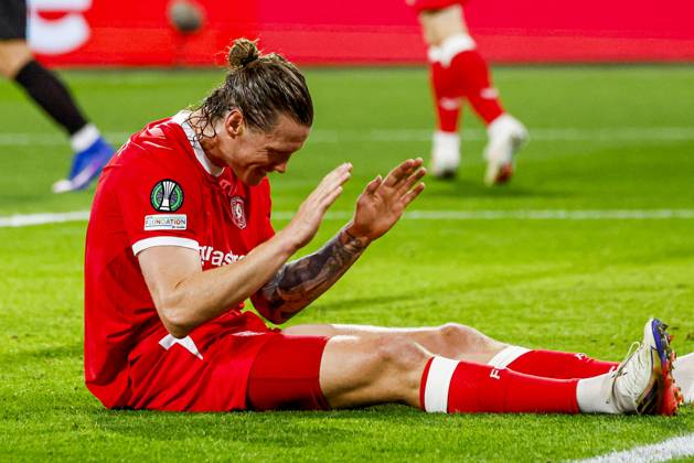 ENSCHEDE - Wout Weghorst of FC Twente reacts during the UEFA Conference League match between FC Twente and FC Thun at De Grolsch Veste on October 15, 2026 in Enschede, the Netherlands. WART BRINKERHOF ANP UEFA Conference League 2026 27 xVIxANPxSportx xMarcelxterxBalsxIVx 572554442 originalFilename: 572554442.jpg