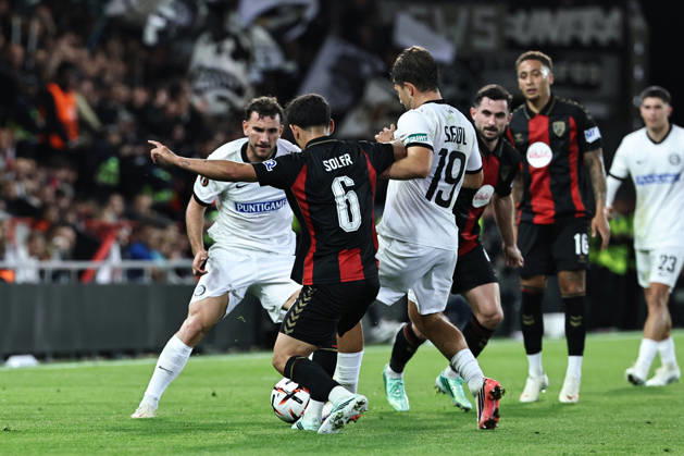 SOCCER - UEFA EL, Bournemouth vs Sturm BOURNEMOUTH,ENGLAND,15.OCT.26 - SOCCER - UEFA Europa League, AFC Bournemouth vs SK Sturm Graz. Image shows Vakmir Matoshi (Sturm), Julio Soler (Bournemouth) and Simon Seidl (Sturm).  GEPAxpictures xChrisxBauer