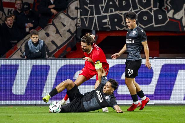 ENSCHEDE - Furkan Dursun of FC Thun battles for possession with Robin Propper of FC Twente during the UEFA Conference League match between FC Twente and FC Thun at De Grolsch Veste on 15 October 2026 in Enschede, the Netherlands. WART BRINKERHOF ANP UEFA Conference League 2026 27 xVIxANPxSportx xMarcelxterxBalsxIVx 572554469 originalFilename: 572554469.jpg