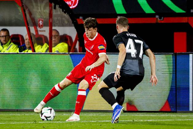 ENSCHEDE - Sondre Orjasaeter of FC Twente dribbles with the ball under pressure from Fabio Fehr of FC Thun during the UEFA Conference League match between FC Twente and FC Thun at De Grolsch Veste on 15 October 2026 in Enschede, the Netherlands. WART BRINKERHOF ANP UEFA Conference League 2026 27 xVIxANPxSportx xMarcelxterxBalsxIVx 572554583 originalFilename: 572554583.jpg