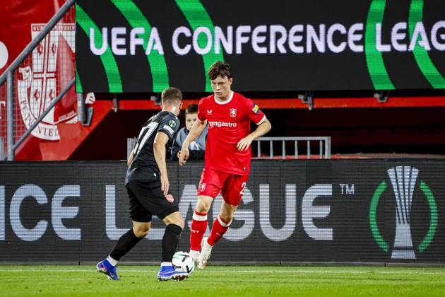 ENSCHEDE - Sondre Orjasaeter of FC Twente dribbles with the ball under pressure from Fabio Fehr of FC Thun during the UEFA Conference League match between FC Twente and FC Thun at De Grolsch Veste on 15 October 2026 in Enschede, the Netherlands. WART BRINKERHOF ANP UEFA Conference League 2026 27 xVIxANPxSportx xMarcelxterxBalsxIVx 572554592 originalFilename: 572554592.jpg