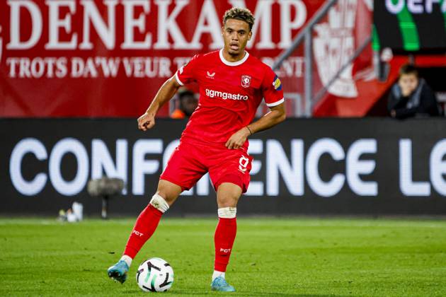ENSCHEDE - Daouda Weidmann of FC Twente dribbles with the ball during the UEFA Conference League match between FC Twente and FC Thun at De Grolsch Veste on October 15, 2026 in Enschede, the Netherlands. WART BRINKERHOF ANP UEFA Conference League 2026 27 xVIxANPxSportx xMarcelxterxBalsxIVx 572554597 originalFilename: 572554597.jpg