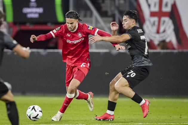 ENSCHEDE - (l-r) Ramiz Zerrouki of FC Twente and Nils Reichmuth of FC Thun during the Conference League match between FC Twente and FC Thun at De Grolsch Veste stadium on October 15, 2026 in Enschede, Netherlands. TOBIAS KLEUVER ANP xVIxANPxSportx xxANPxIVx 572555020 originalFilename: 572555020.jpg