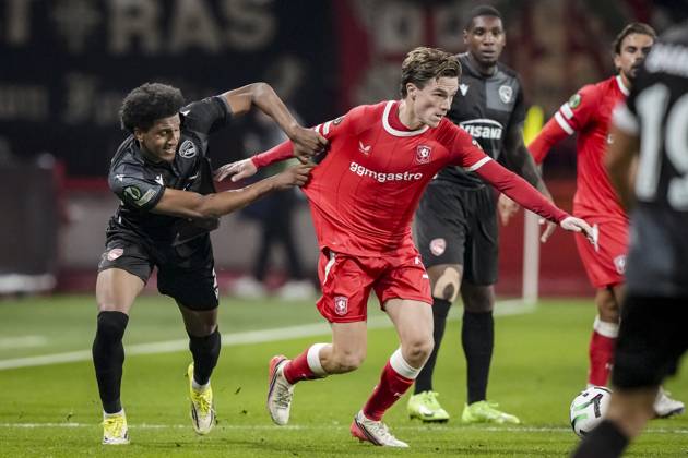 ENSCHEDE - (l-r) Olivier Mambwa of FC Thun and Daan Rots of FC Twente during the Conference League match between FC Twente and FC Thun at De Grolsch Veste stadium on October 15, 2026 in Enschede, Netherlands. TOBIAS KLEUVER ANP xVIxANPxSportx xxANPxIVx 572555089 originalFilename: 572555089.jpg