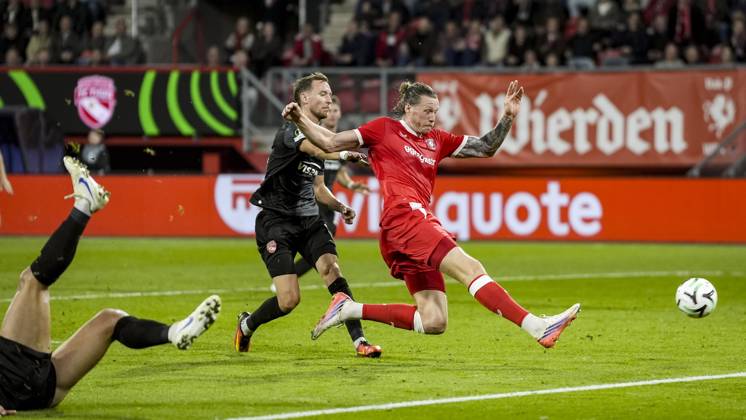 ENSCHEDE - (lr) Nicolas Bürgy of FC Thun and Wout Weghorst of FC Twente shoot at goal during the Conference League match between FC Twente and FC Thun at De Grolsch Veste stadium on October 15, 2026 in Enschede, the Netherlands. TOBIAS KLEUVER ANP xVIxANPxSportx xxANPxIVx 572555251 originalFilename: 572555251.jpg