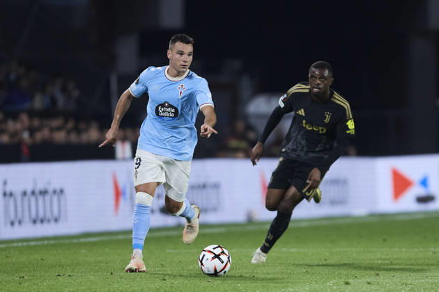 RC Celta de Vigo v Juventus FC - UEFA Europa League 2026 27 League Phase MD2 VIGO, SPAIN - OCTOBER 15: Ferran JutglÃ of RC Celta de Vigo competes for the ball with Pierre Kalulu of Juventus FC during to the UEFA Europa League 2026 27 League Phase MD2 match between RC Celta de Vigo and Juventus FC at Estadio Abanca Balaidos on October 15 , 2026 in Vigo, Spain. (Photo by Diego Simon Photo Players Images Magara press) Vigo Estadio Abanca Balaidos Spain Copyright: xDiegoxSimonx