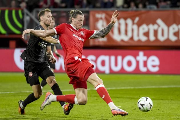 ENSCHEDE - (lr) Nicolas Bürgy of FC Thun and Wout Weghorst of FC Twente shoot at goal during the Conference League match between FC Twente and FC Thun at De Grolsch Veste stadium on October 15, 2026 in Enschede, the Netherlands. TOBIAS KLEUVER ANP xVIxANPxSportx xxANPxIVx 572555349 originalFilename: 572555349.jpg