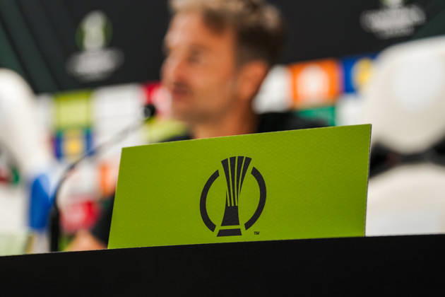 Fussball: Kroatien: UEFA Conference League 2026 2027 - 1. Runde, 15.10.2026 - HNK Hajduk Split vs. AFC Ajax Amsterdam - Stadion Poljud (Split, Kroatien); Logo, Branding, Design, Schriftzug der UEFA Conference League bei der Pressekonferenz Copyright: xLUKAxKOLANOVICx