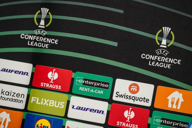 Fussball: Kroatien: UEFA Conference League 2026 2027 - 1. Runde, 15.10.2026 - HNK Hajduk Split vs. AFC Ajax Amsterdam - Stadion Poljud (Split, Kroatien); Logo, Branding, Design, Schriftzug der UEFA Conference League inklusive den Sponsoren bei der Pressekonferenz Copyright: xLUKAxKOLANOVICx
