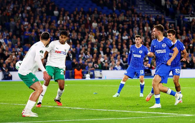 Jack Hinshelwood of Brighton and Hove Albion scores a goal to make the score 2-0. Brighton & Hove Albion v Kauno Zalgiris, UEFA Conference League, Football, American Express Stadium, Brighton, UK - 15 Oct 2026Brighton American Express Stadium United Kingdom  Copyright: xJamesxMarsh Shutterstockx 17218542ap