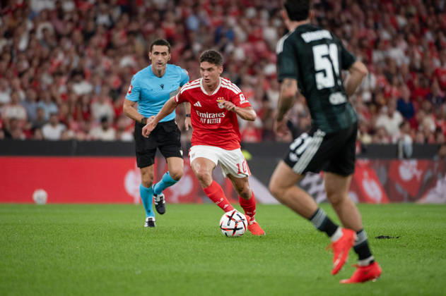 October 15, 2026, Lisbon, Lisbon, Portugal: SL Benfica midfielder GEORGIY SUDAKOV runs with the ball toward a Celtic FC defender during their UEFA Europa League league phase matchday two fixture at Estadio da Luz in Lisbon, Portugal, on October 15, 2026. SL Benfica V Celtic FC - UEFA Europa League, Lisbon, Portugal  - ZUMAr238 20261015_zip_r238_001 Copyright: xRicardoxRochax