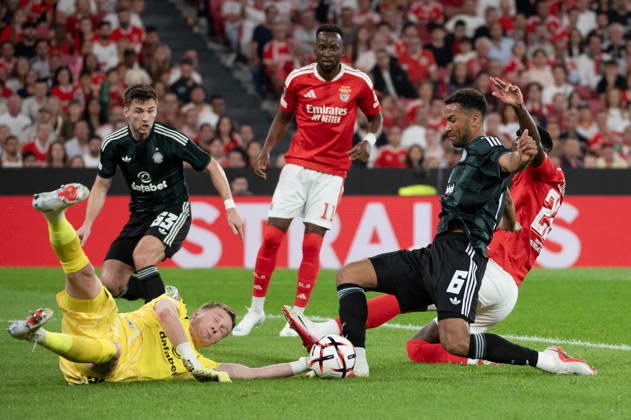 October 15, 2026, Lisbon, Lisbon, Portugal: Celtic FC goalkeeper VILJAMI SINISALO dives low to reach the ball amid a goalmouth challenge during the UEFA Europa League league phase matchday two game against SL Benfica at Estadio da Luz in Lisbon, Portugal, on October 15, 2026. SL Benfica V Celtic FC - UEFA Europa League, Lisbon, Portugal  - ZUMAr238 20261015_zip_r238_014 Copyright: xRicardoxRochax