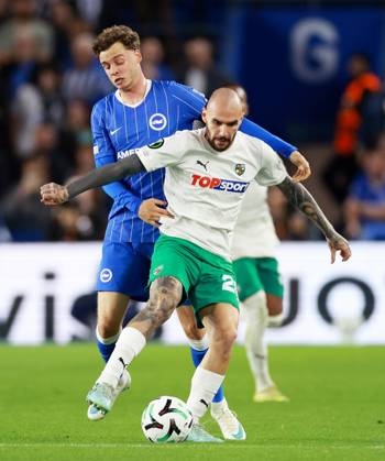 Maxim De Cuyper of Brighton and Hove Albion and Anthony Kalik of Kauno Zalgiris. Brighton & Hove Albion v Kauno Zalgiris, UEFA Conference League, Football, American Express Stadium, Brighton, UK - 15 Oct 2026Brighton American Express Stadium United Kingdom  Copyright: xJamesxMarsh Shutterstockx 17218542ax