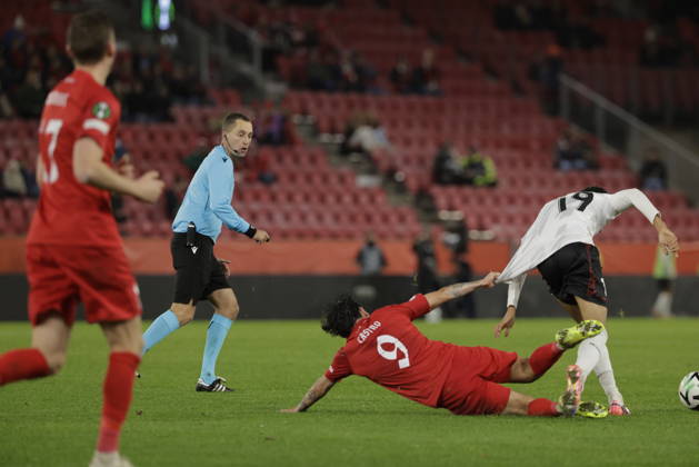Soccer, Conference League 2026 Brann Lincoln Red Imps Bergen 20261015 Brann s Niklas Castro holds onto the jersey of Lincoln Red Imps Yussef Flalhi Idrissi during the Conference League soccer match between SK Brann and Lincoln Red Imps at Brann Stadium. Photo: Paul S. Amundsen NTB Bergen, Norway EDITORIAL USE ONLY RESTRICTED USE FOR BETTING COMPANIES  Copyright: xPaulxS.xAmundsenx xNTBx