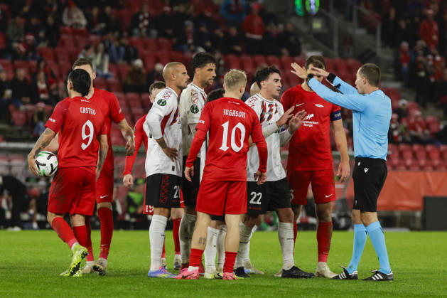 Soccer, Conference League 2026 Brann Lincoln Red Imps Bergen 20261015 Referee Dalibor ÄaernÃ½ talks with the players during the Conference League soccer match between SK Brann and Lincoln Red Imps at Brann Stadium. Photo: Paul S. Amundsen, NTB, Bergen, Norway. EDITORFOR MEDIA USE ONLY; RESTRICTED USE FOR BETTING COMPANIES  Copyright: xPaulxS.xAmundsenx xNTBx
