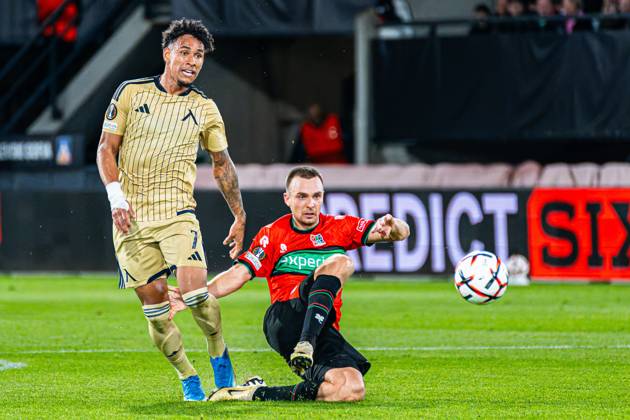 NIJMEGEN - Darko Nejasmic of NEC Nijmegen battles for possession with Reinaldo of Levski Sofia during the UEFA Europa League match between NEC Nijmegen and Levski Sofia at the Goffertstadion on 15 October 2026 in Nijmegen, the Netherlands. KEVIN SENDERS ANP UEFA Europa League 2026 27 xVIxANPxSportx xMarcelxterxBalsxIVx 572567968 originalFilename: 572567968.jpg