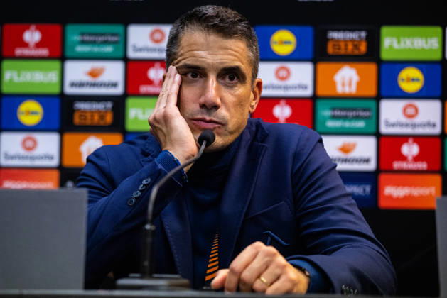 NIJMEGEN, NETHERLANDS - OCTOBER 15: Levski Sofia head coach Julio Velazquez attends a press conference, PK, Pressekonferenz after the UEFA Europa League 2026 27 League Phase MD2 match between N.E.C. Nijmegen and PFC Levski Sofia at Goffertstadion on October 15, 2026 in Nijmegen, Netherlands.  Copyright: xRenexNijhuis MBxMediax