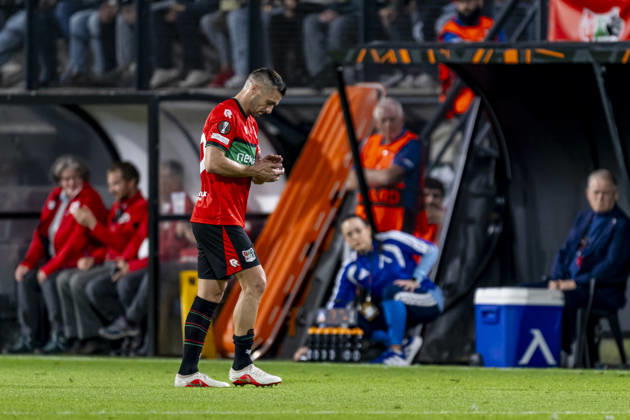 NIJMEGEN - NEC Nijmegen forward Duöan Tadic has to leave the pitch injured during the UEFA Europa League match between N.E.C. and Levski Sofia at Stadion De Goffert on 15 October 2026 in Nijmegen , Nederland. (Photo by DeFodi Images) -