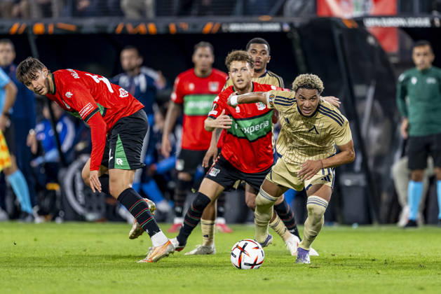 NIJMEGEN - (l-r) NEC Nijmegen midfielder Willum Thor Willumsson and Levski Sofia forward Armstrong Oko-Flex during the UEFA Europa League match between N.E.C. and Levski Sofia at Stadion De Goffert on 15 October 2026 in Nijmegen, Nederland. (Photo by DeFodi Images) -