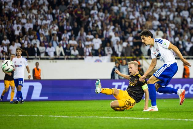 SPLIT - (lr) Davy Klaassen of Ajax scores the 1-1, Dennis Hadzikadunic of Hajduk Split and Dario Maresic of Hajduk Split during the Conference League match between Hadjuk Split and Ajax at Stadion Poljud on 15 October 2026 in Split, Croatia. SONNY LENSEN ANP xVIxANPxSportx xxANPxIVx 572569207 originalFilename: 572569207.jpg