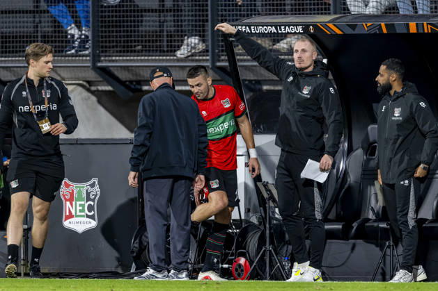 NIJMEGEN - (l-r) NEC Nijmegen coach Dick Schreuder and NEC Nijmegen forward Duöan Tadic during the UEFA Europa League match between N.E.C. and Levski Sofia at Stadion De Goffert on 15 October 2026 in Nijmegen, Nederland. (Photo by DeFodi Images) -