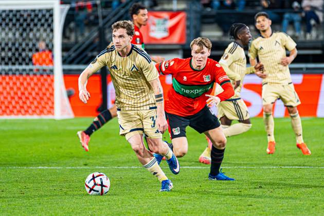 NIJMEGEN - Serginho of Levski Sofia battles for possession with Perr Schuurs of NEC Nijmegen during the UEFA Europa League match between NEC Nijmegen and Levski Sofia at the Goffertstadion on 15 October 2026 in Nijmegen, the Netherlands. KEVIN SENDERS ANP UEFA Europa League 2026 27 xVIxANPxSportx xMarcelxterxBalsxIVx 572569372 originalFilename: 572569372.jpg