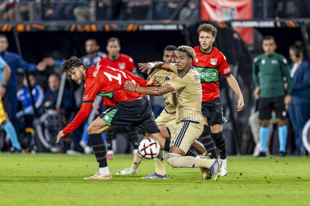 NIJMEGEN - (l-r) NEC Nijmegen midfielder Willum Thor Willumsson and Levski Sofia forward Armstrong Oko-Flex during the UEFA Europa League match between N.E.C. and Levski Sofia at Stadion De Goffert on 15 October 2026 in Nijmegen, Netherlands. (Photo by DeFodi Images) -