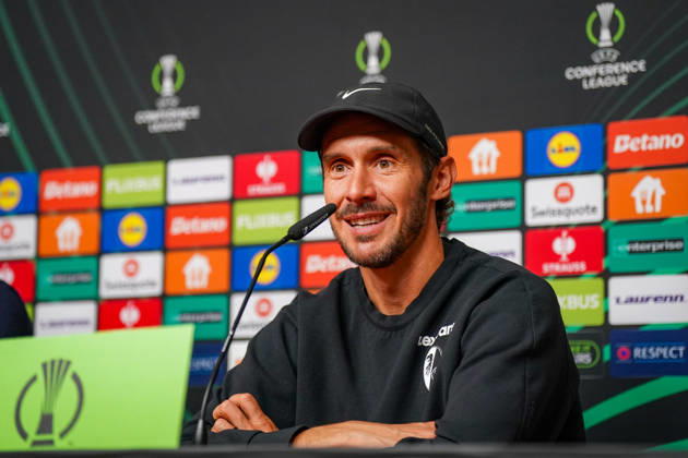 Deutschland: Fussball UEFA Conference League 2026 - 2027, 1. Spieltag - SC Freiburg vs FK Jablonec - Europa-Park-Stadion (Freiburg): Julian Schuster (Trainer, SC Freiburg) Mimik, Gesichtsausdruck, Emotion, Pressekonferenz, Medien Copyright: xJOERANxSTEINSIEKx
