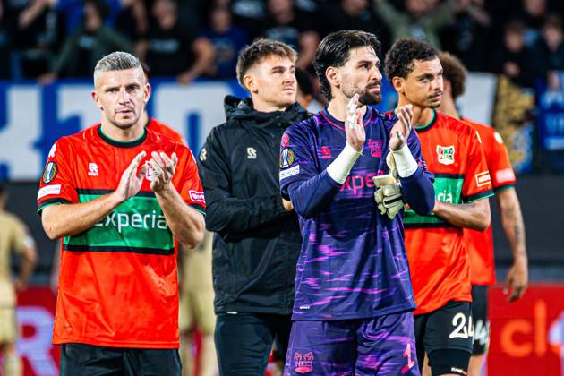 NIJMEGEN - Bryan Linssen of NEC Nijmegen and Goalkeeper Gonzalo Crettaz of NEC Nijmegen thank the supporters for their support after the UEFA Europa League match between NEC Nijmegen and Levski Sofia at the Goffertstadion on October 15, 2026, in Nijmegen, the Netherlands. KEVIN SENDERS ANP UEFA Europa League 2026 27 xVIxANPxSportx xMarcelxterxBalsxIVx 572571804 originalFilename: 572571804.jpg