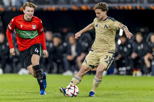 NIJMEGEN - (l-r) NEC Nijmegen defender Perr Schuurs and Levski Sofia midfielder Serginho during the UEFA Europa League match between N.E.C. and Levski Sofia at Stadion De Goffert on 15 October 2026 in Nijmegen , Nederland. (Photo by DeFodi Images) -