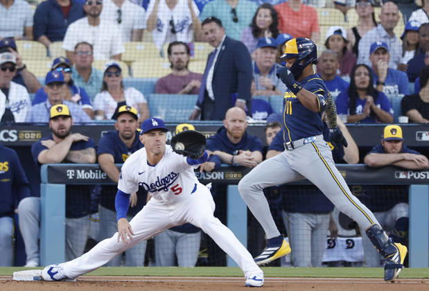 Los Angeles Dodgers first baseman Freddie Freeman (5) takes the throw to put out Milwaukee Brewers Jackson Chourio (11) in the first inning during game four of the MLB, Baseball Herren, USA National League Championship Series at Dodger Stadium in Los Angeles, California, on Thursday, October 15, 2026.  LAP20261015701 CAROLINExBREHMAN